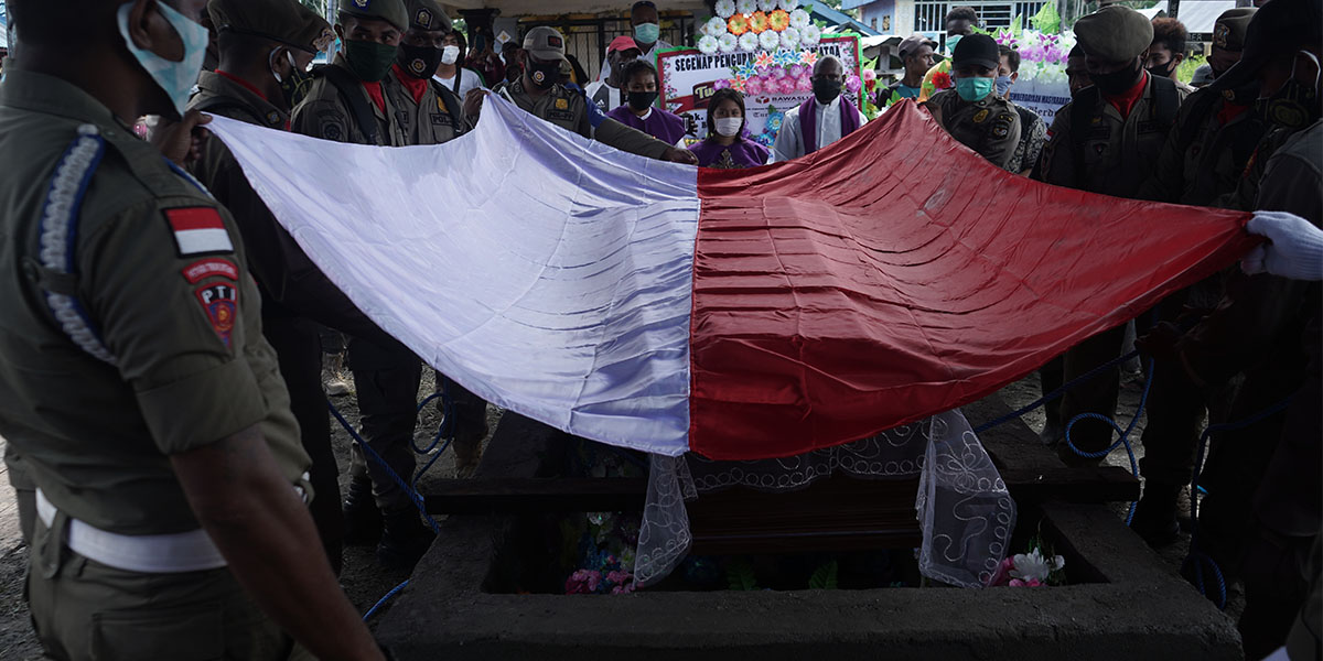 Prosesi pemakaman, bupati pertama Mimika, Titus Octovianus Potereyauw di TPU SP1, Rabu (22/07/2020).